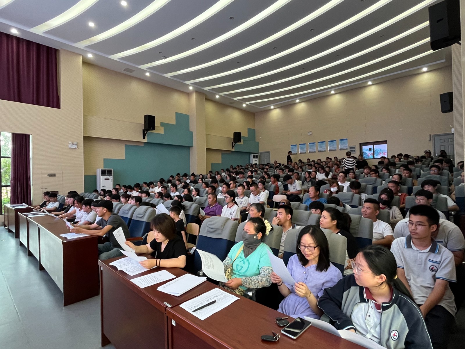 2025.9家长会2.jpg